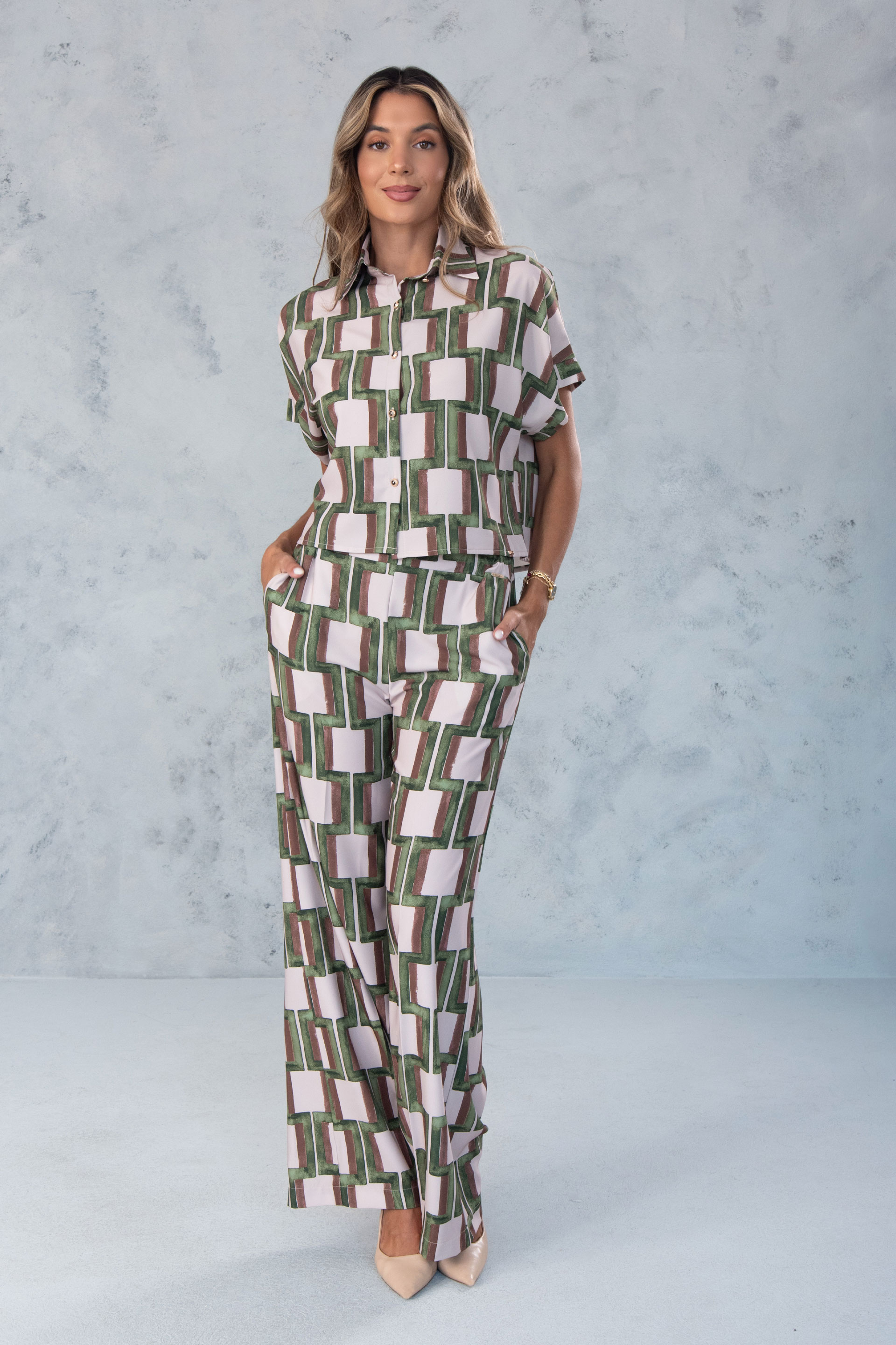 Calça wide leg estampada em tecido fluido