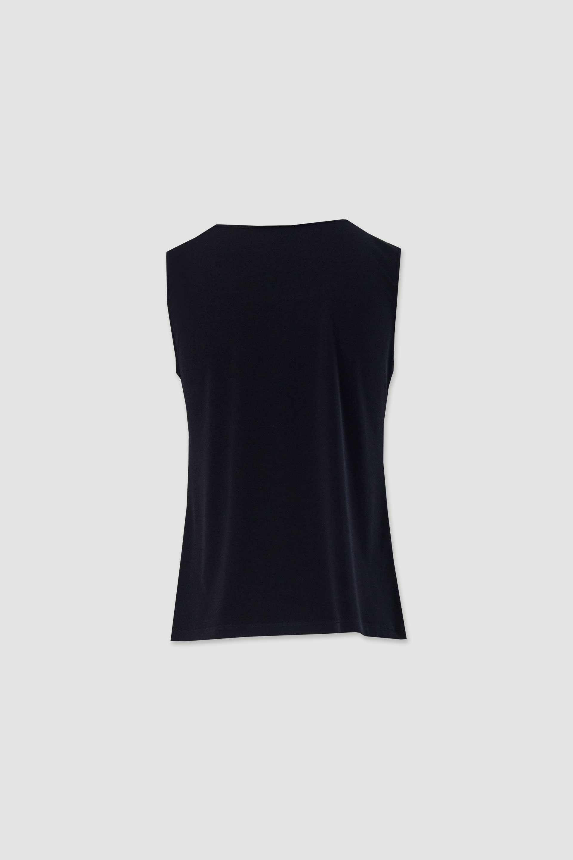 Basic knit top with round neckline