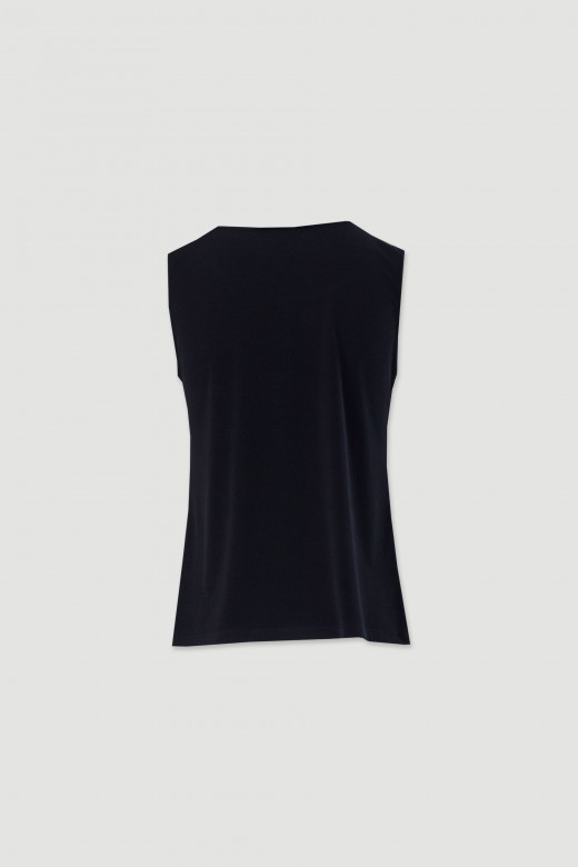 Basic knit top with round neckline
