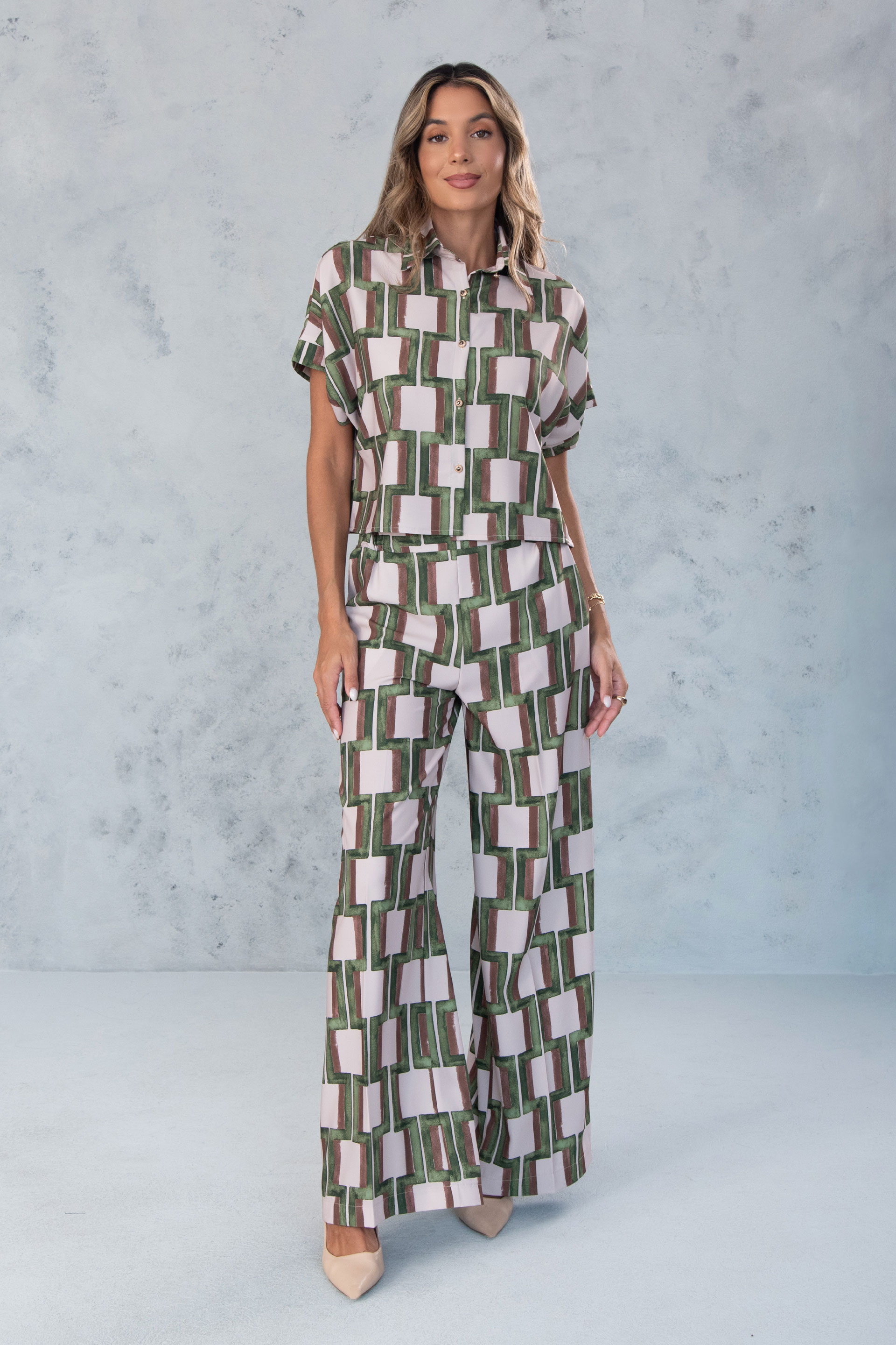 Calça wide leg estampada em tecido fluido