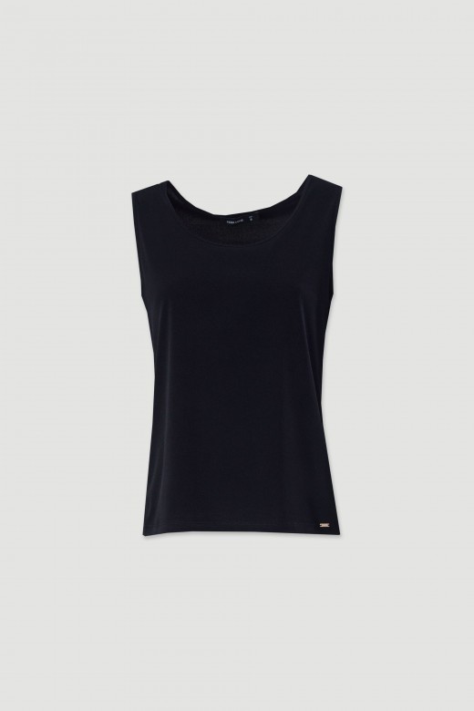 Basic knit top with round neckline