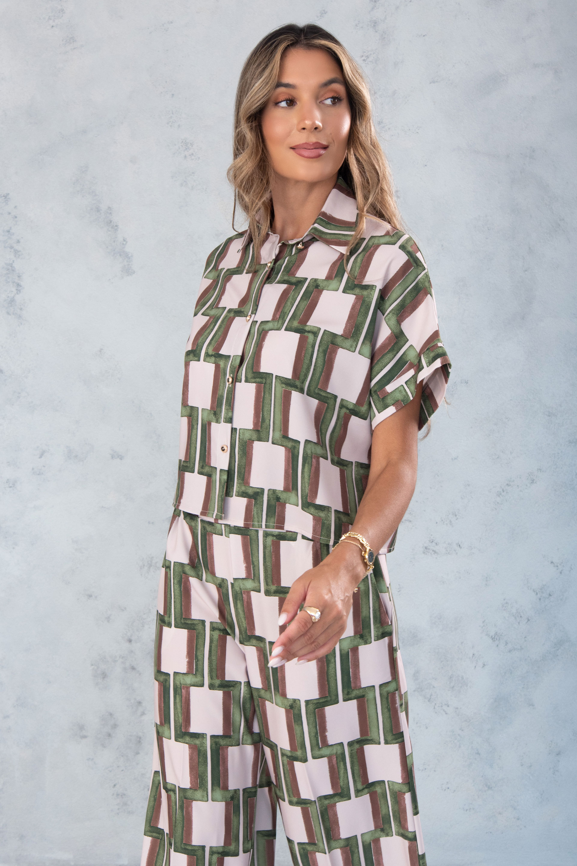 Blusa curta estampada com manga caída