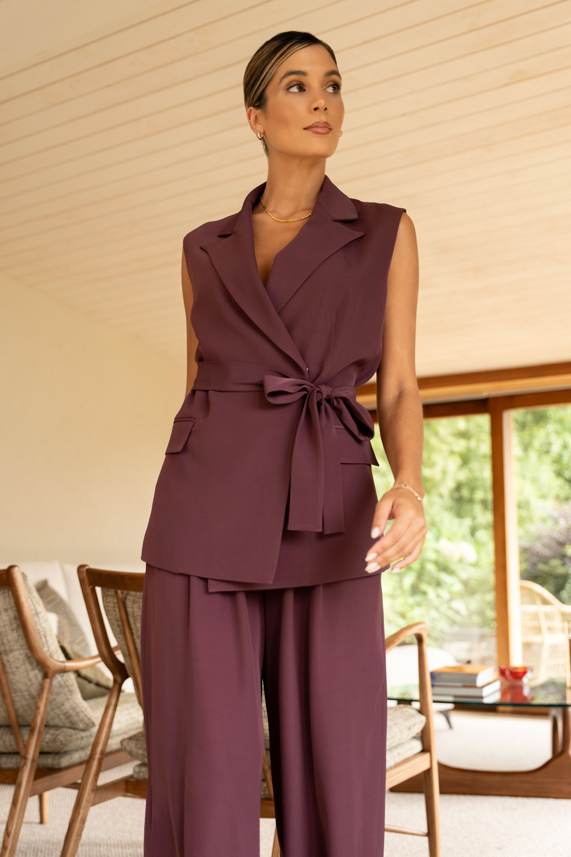 Chaleco largo con cinturón y cierre cruzado