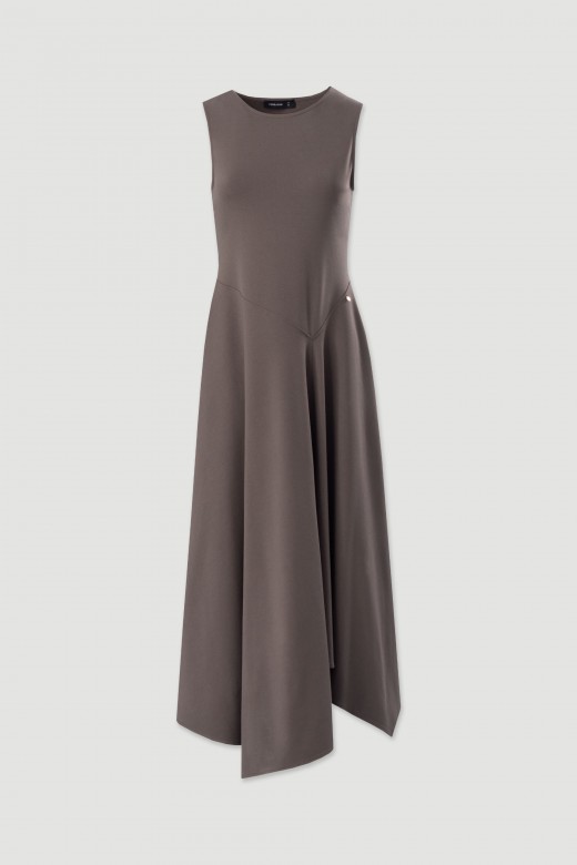 Vestido assimtrico com racha frontal