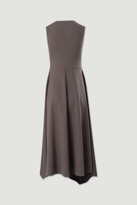 Vestido assimtrico com racha frontal
