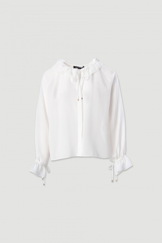 Blusa fluida com detalhe de gola