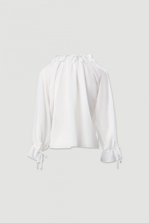 Blusa fluida com detalhe de gola