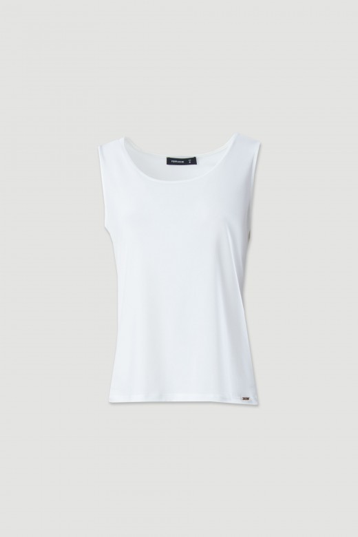 Basic knit top with round neckline