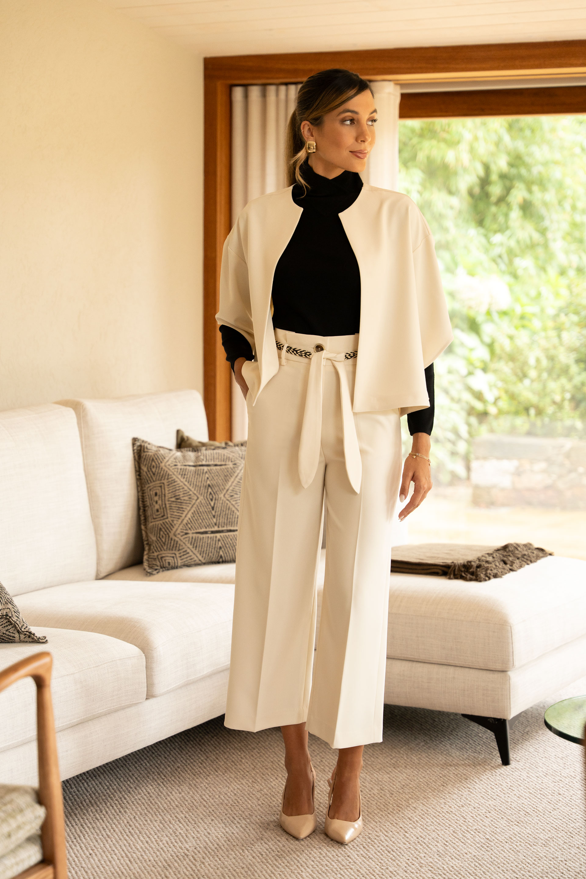 Pantalón fluido de tiro alto con cinturón