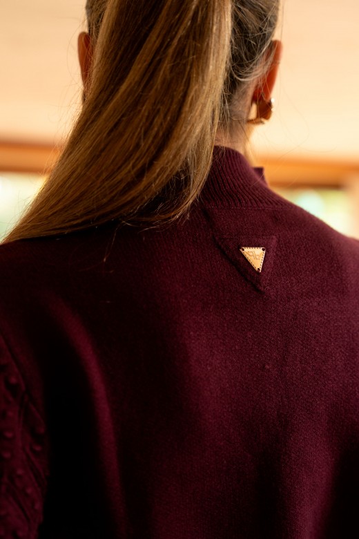 Knitted sweater with textured sleeves