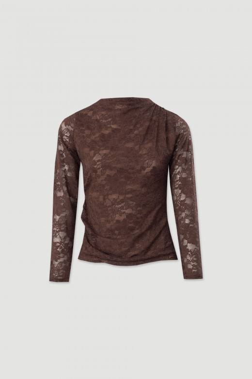 Camisola em tecido rendado com detalhe de franzido