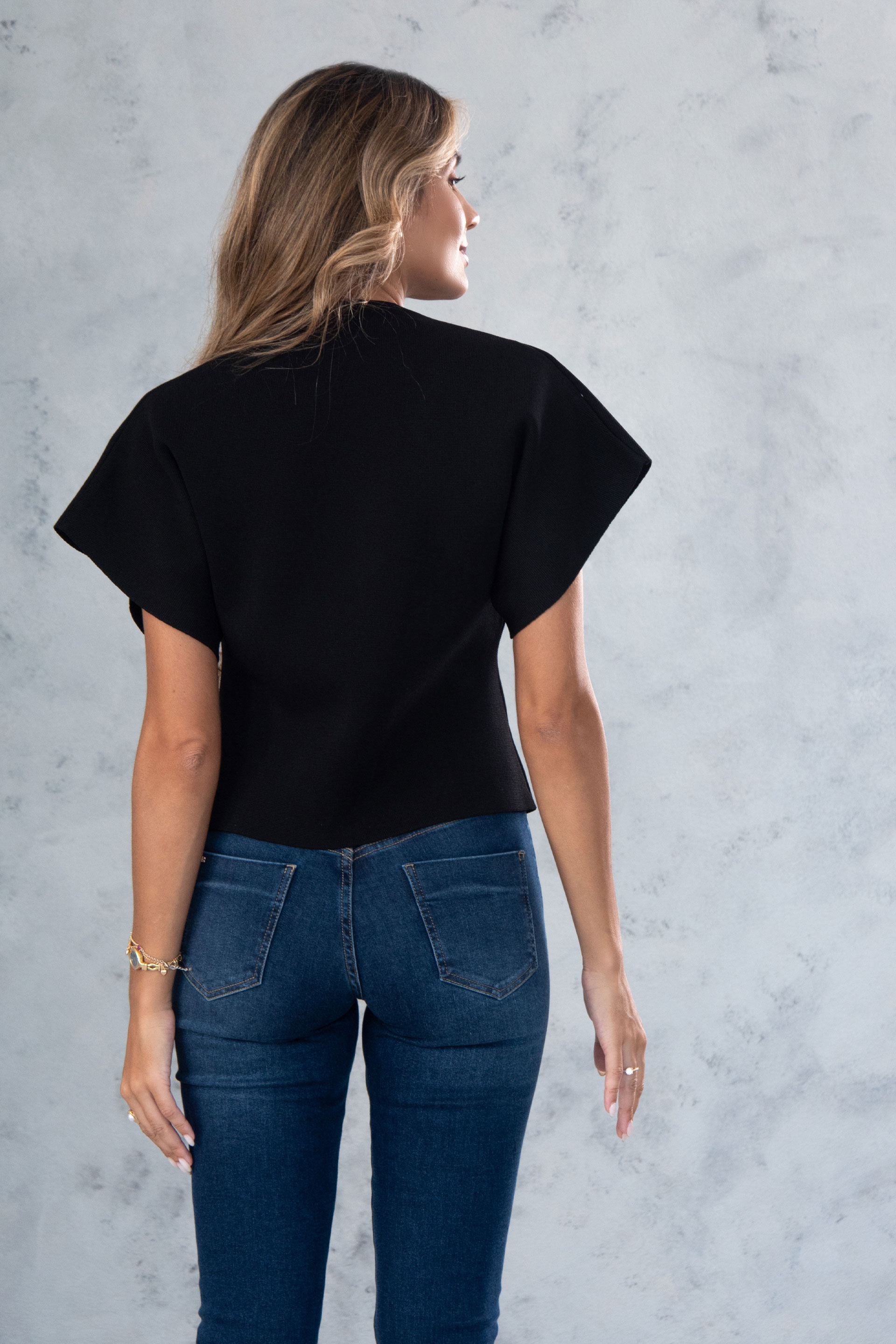 Casaco curto em malha com botão dourado