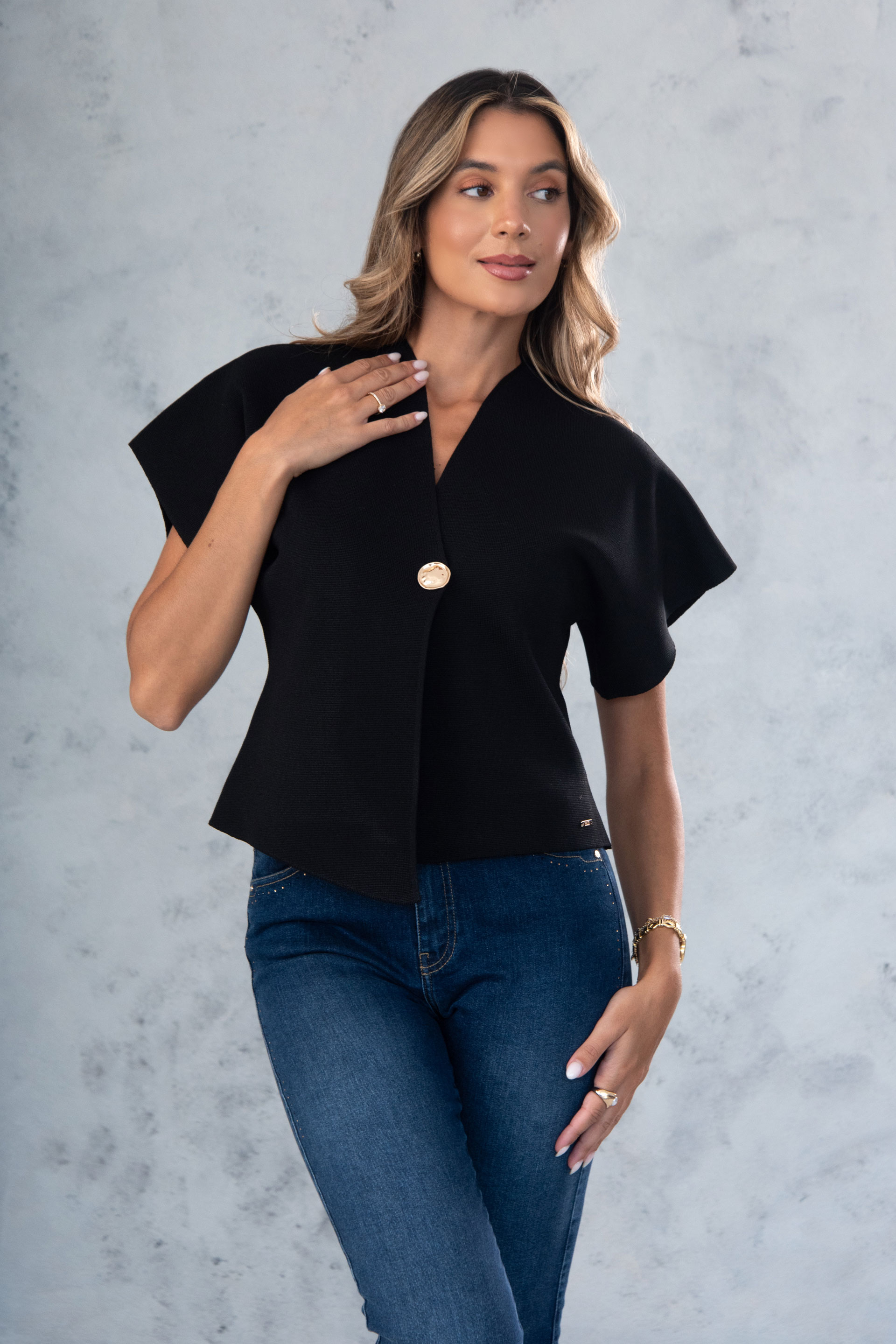 Casaco curto em malha com botão dourado