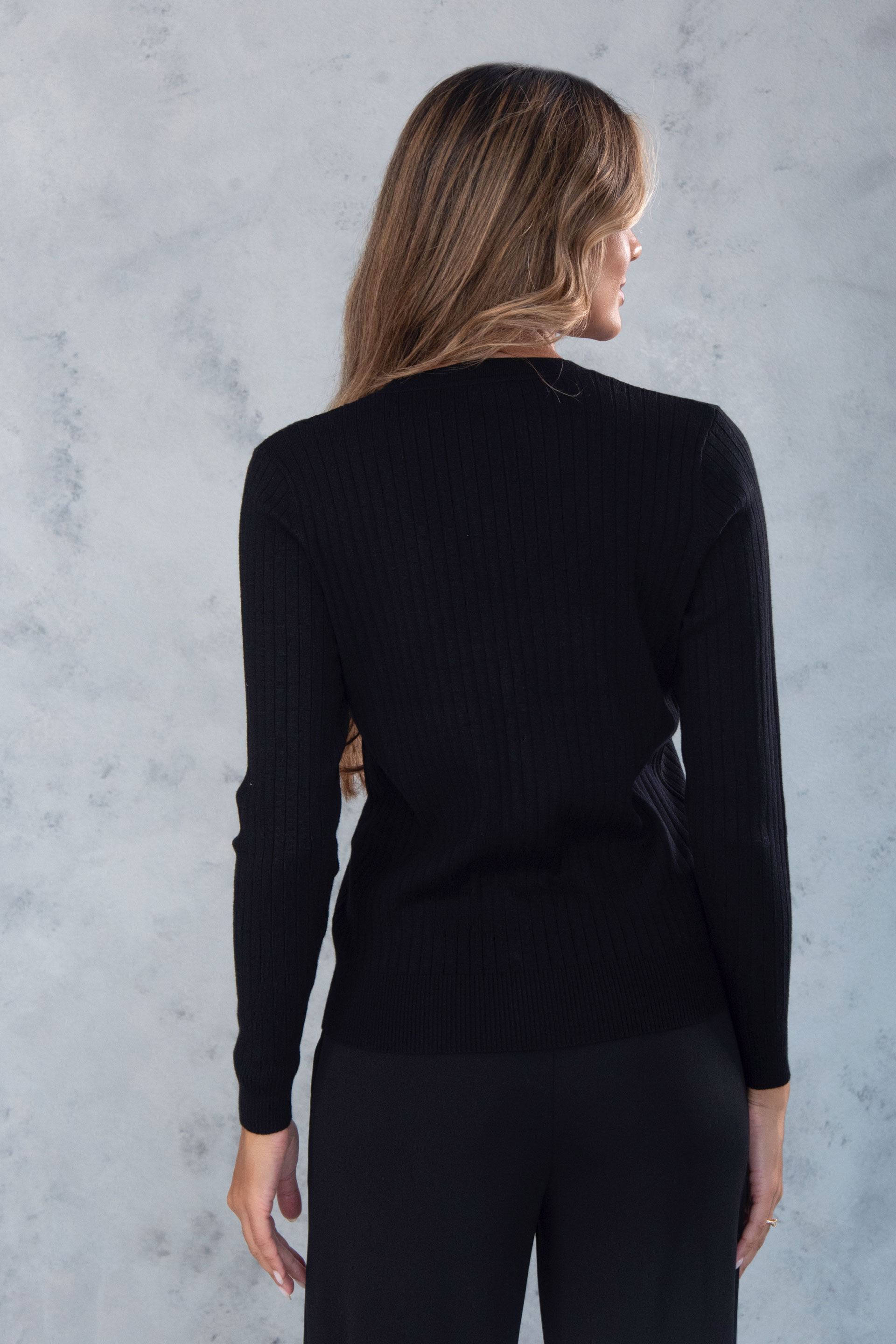 Casaco de malha canelada com decote em v