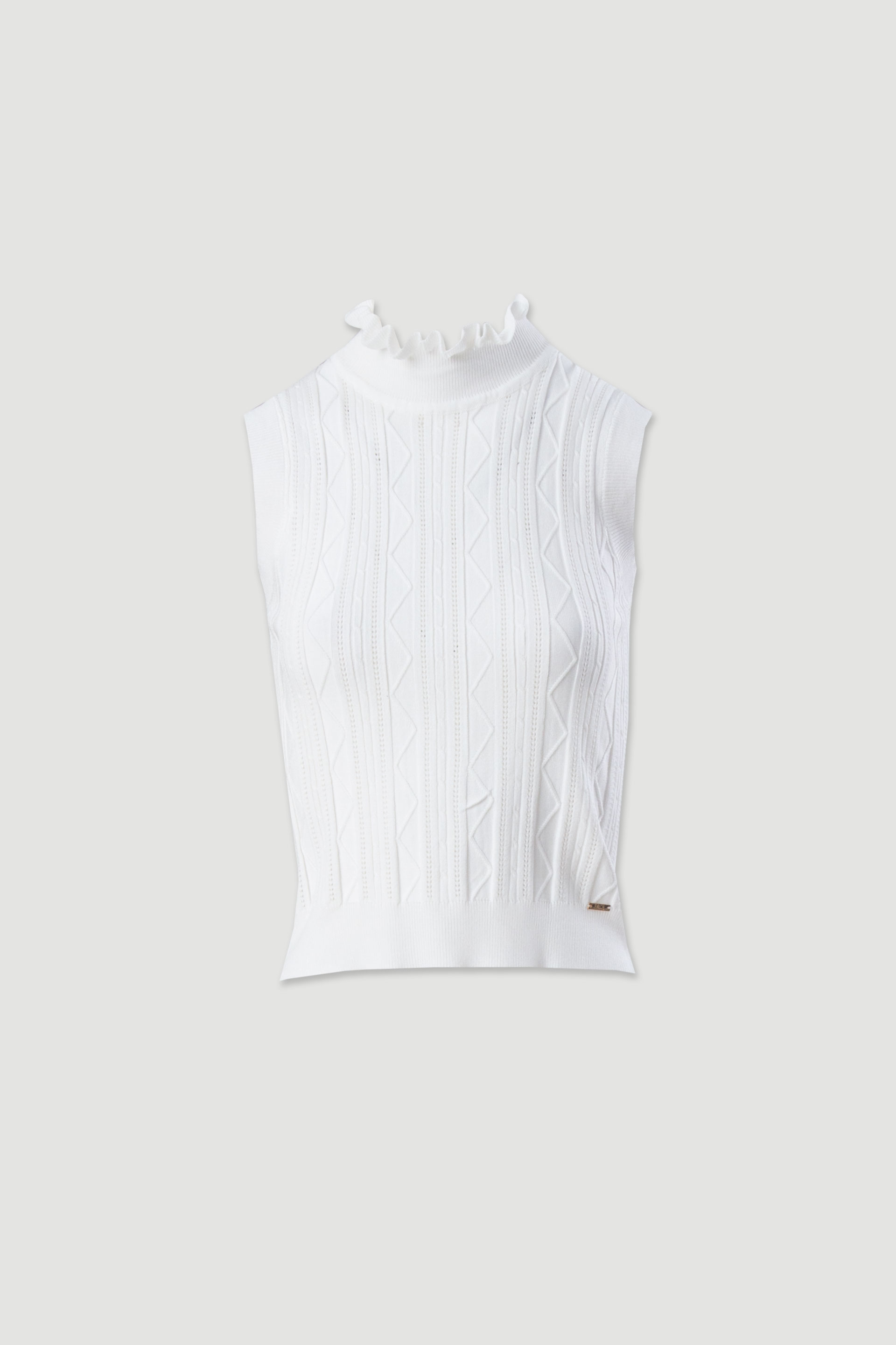 Top em malha texturada com gola franzida