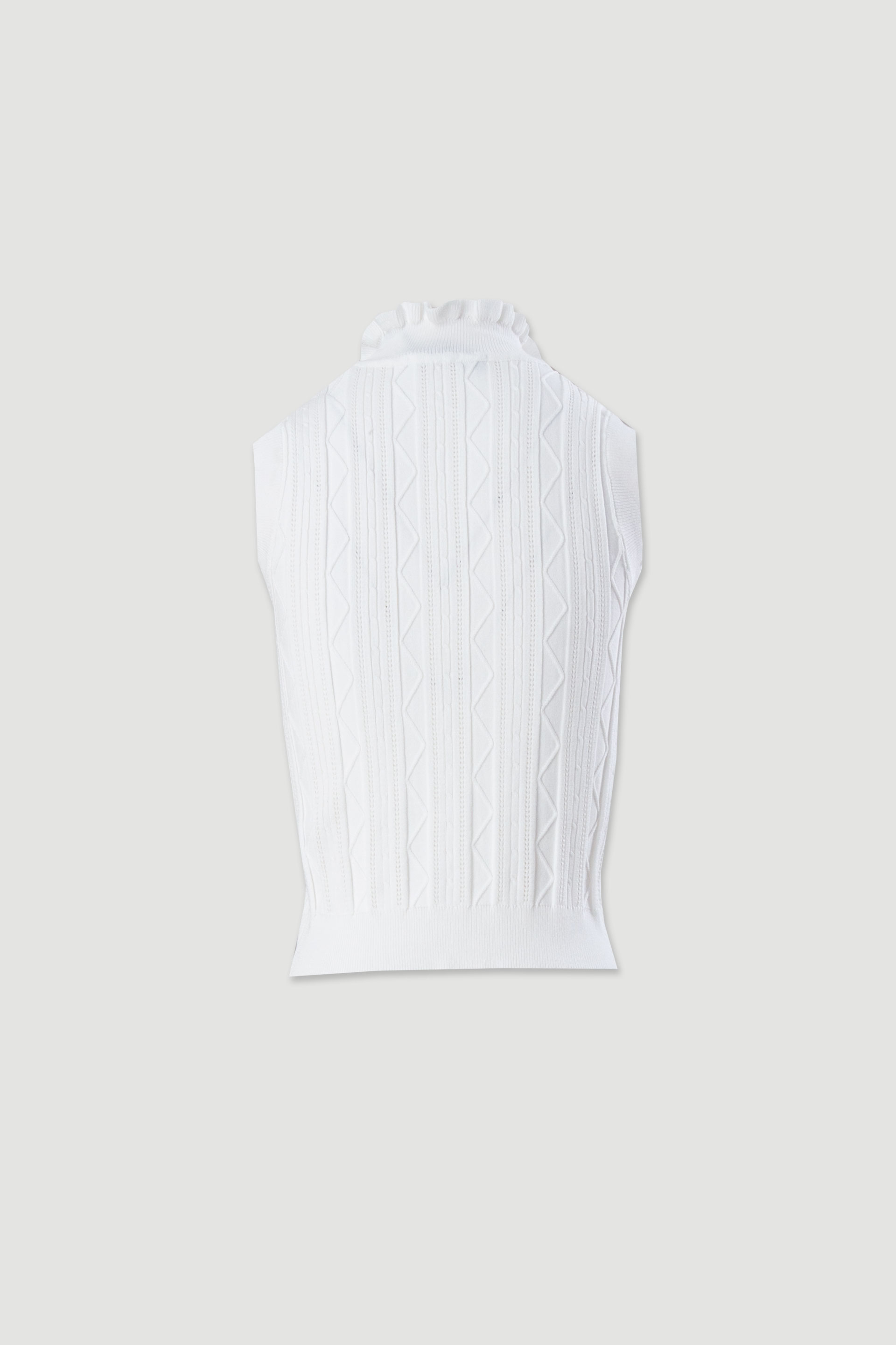 Top em malha texturada com gola franzida