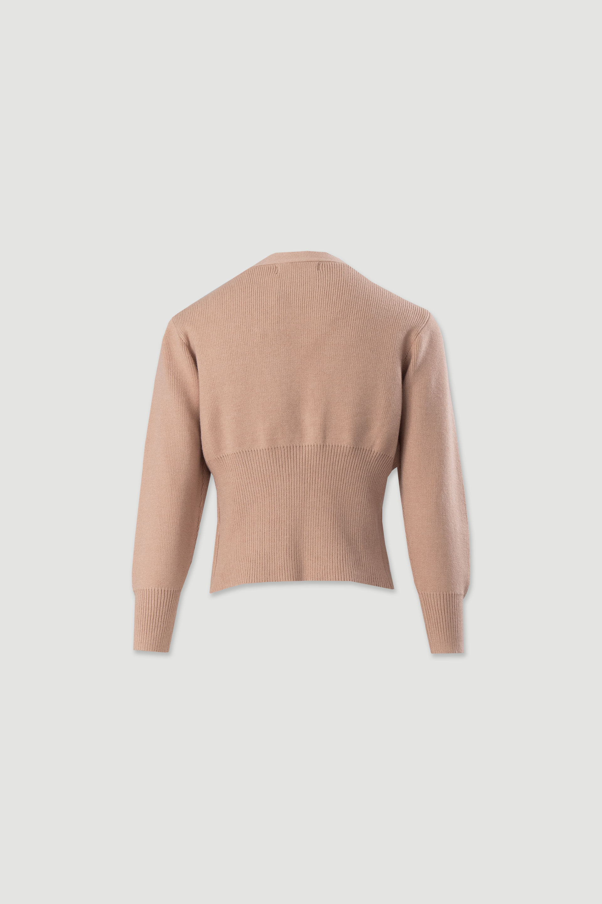 Casaco de malha com botão dourado