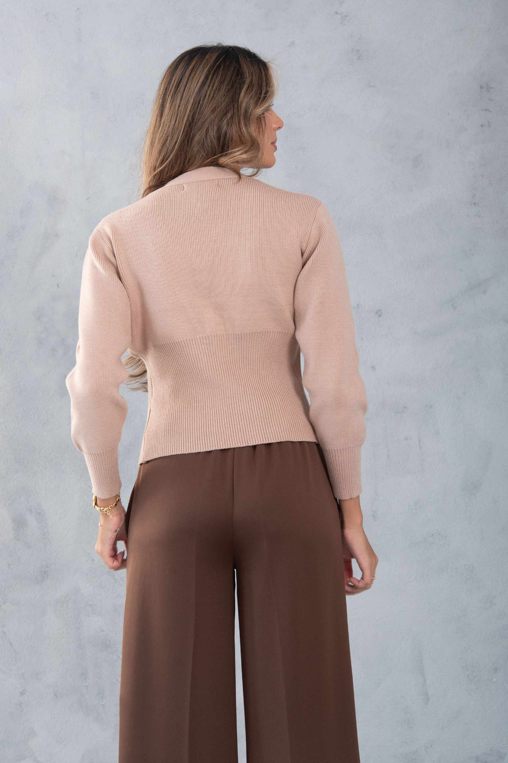 Casaco de malha com botão dourado