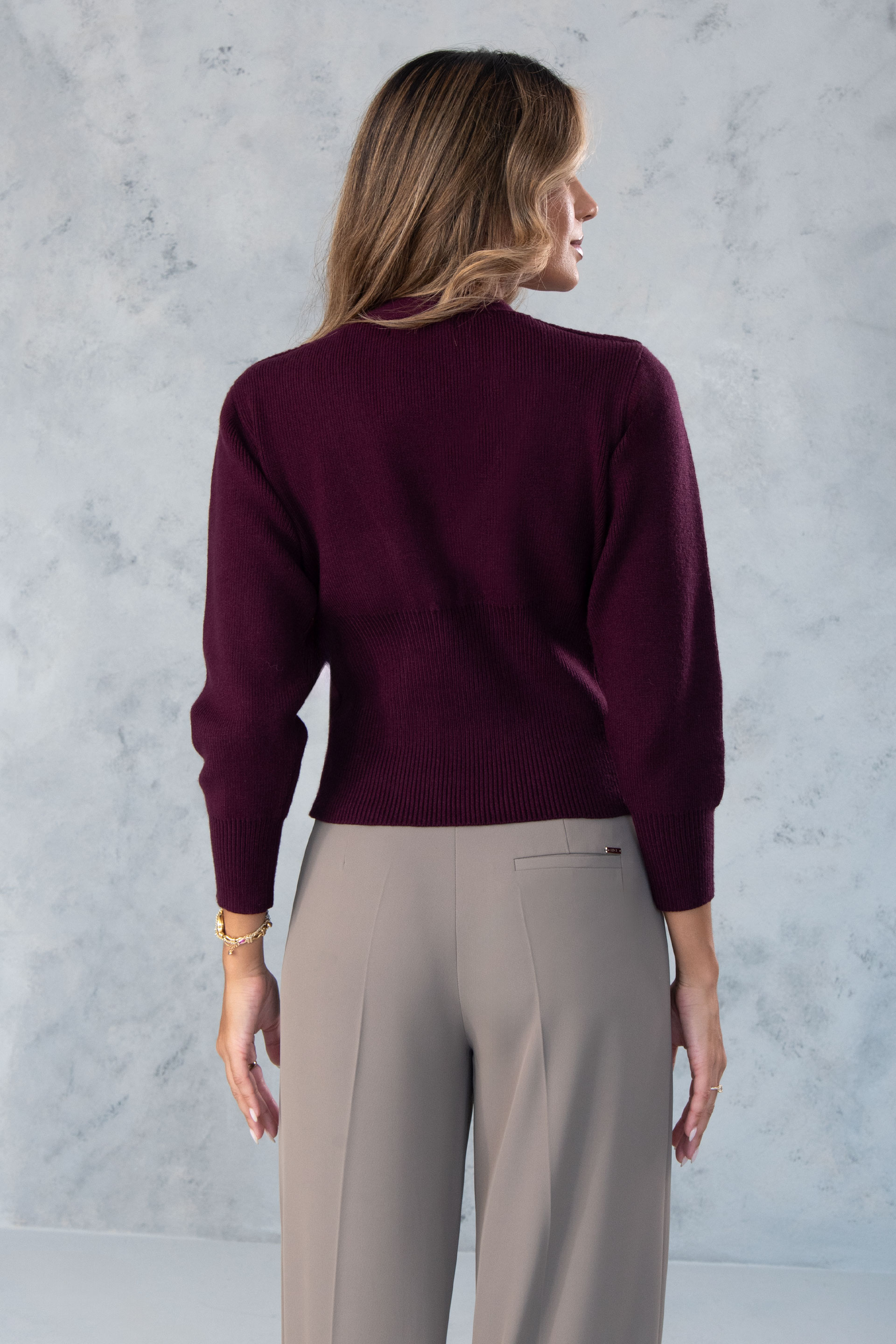 Casaco de malha com botão dourado