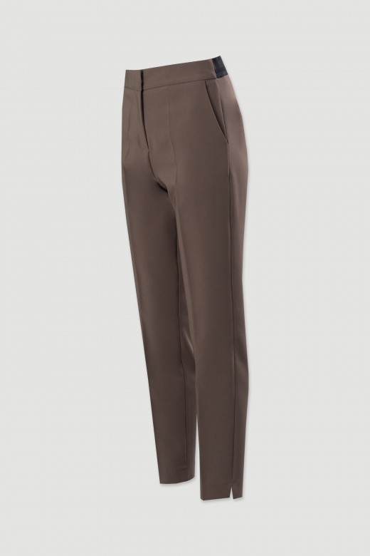 Pantaln clsico de tiro alto con detalle de cinturn elstico