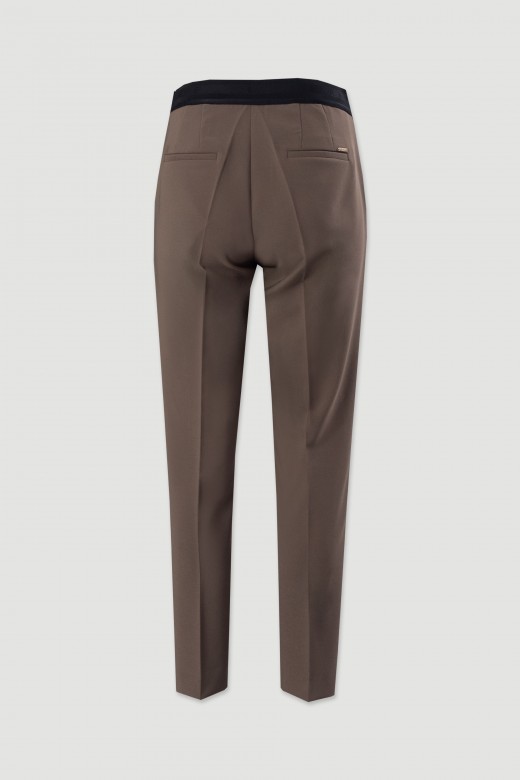 Pantaln clsico de tiro alto con detalle de cinturn elstico