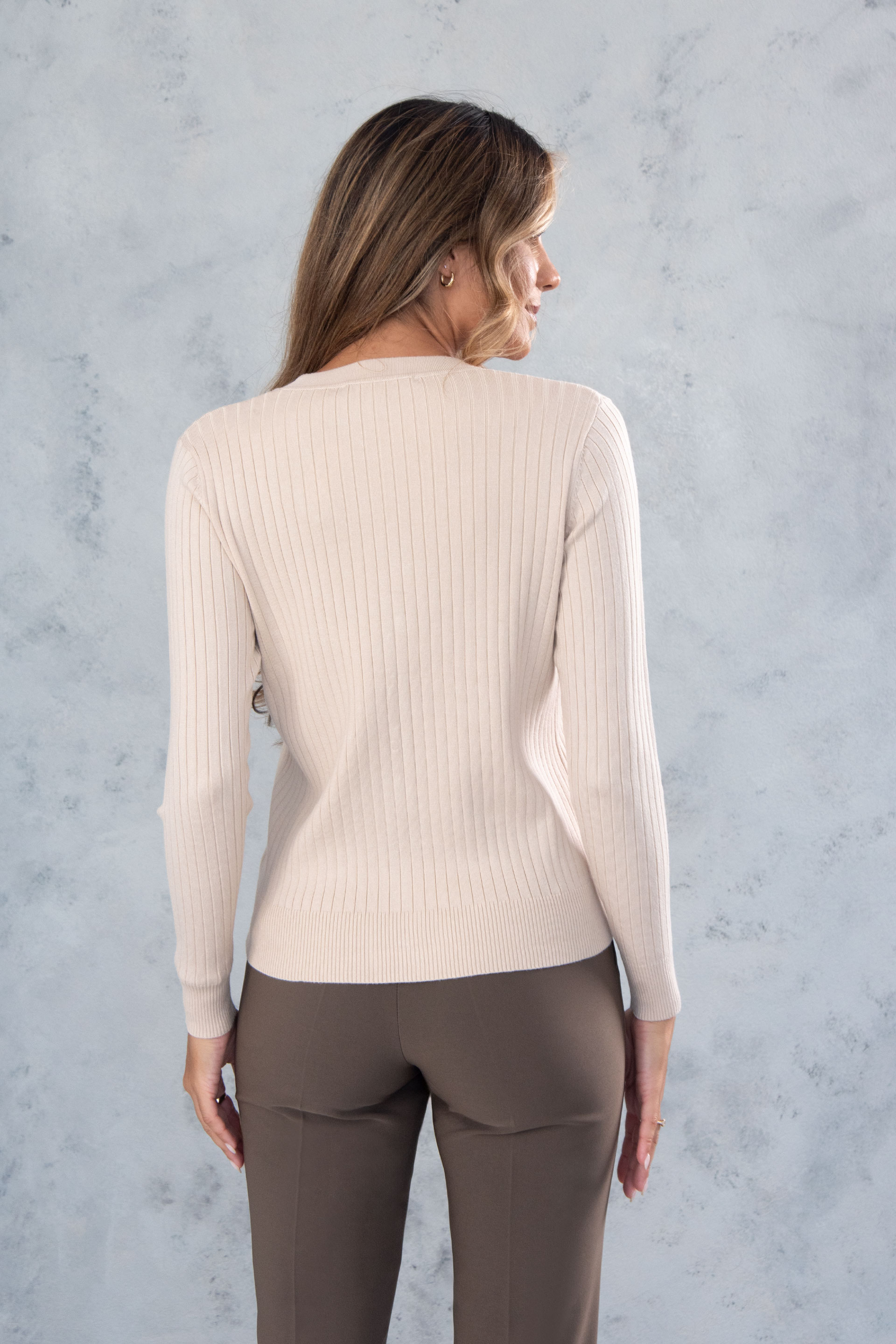 Casaco de malha canelada com decote em v