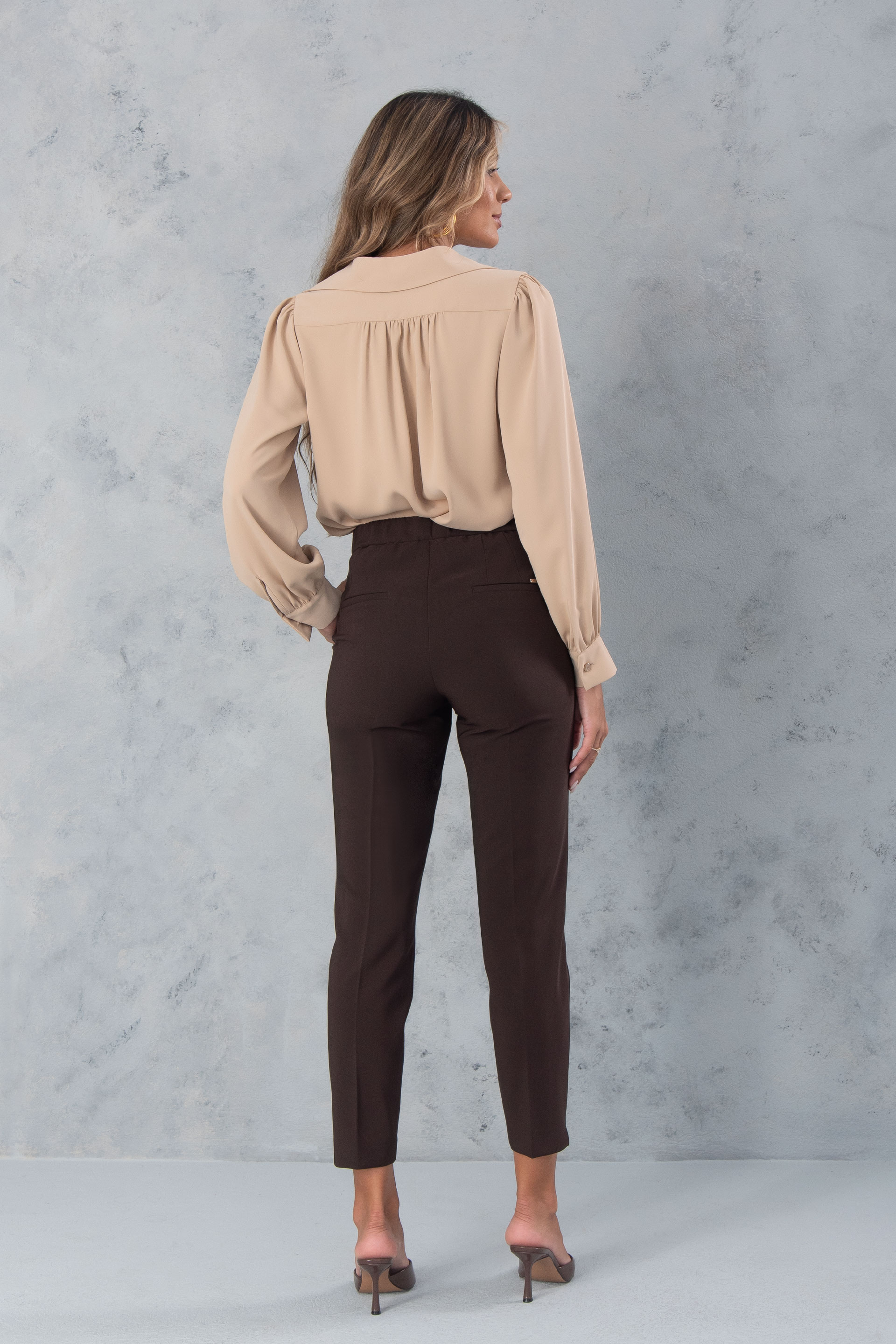 High-waisted classic trousers with elastic detail