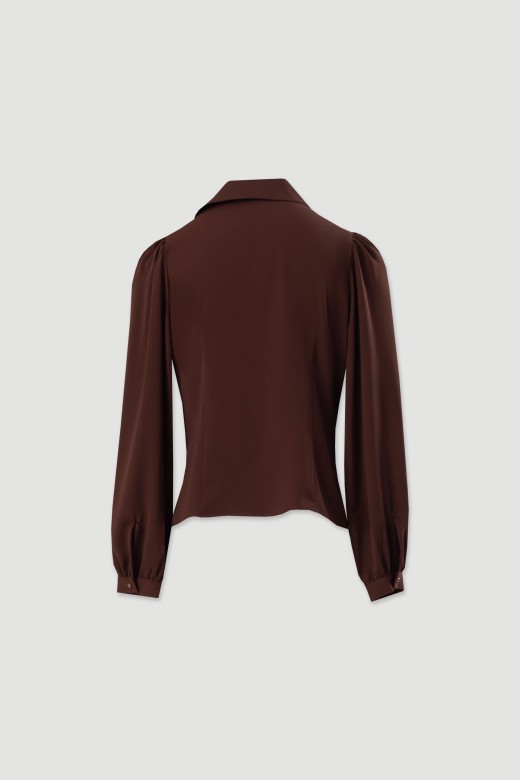 Classic blouse with collar and front buttons