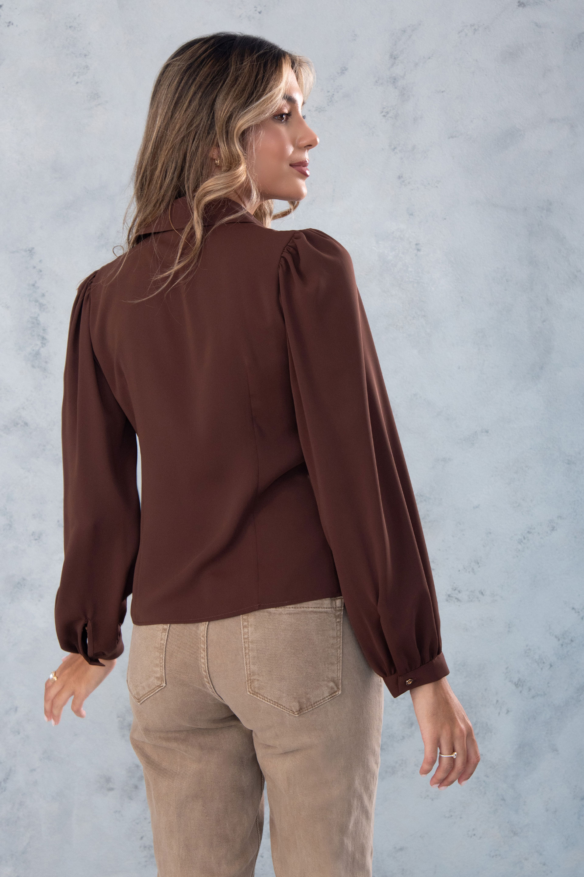 Blusa clásica con cuello y botones frontales