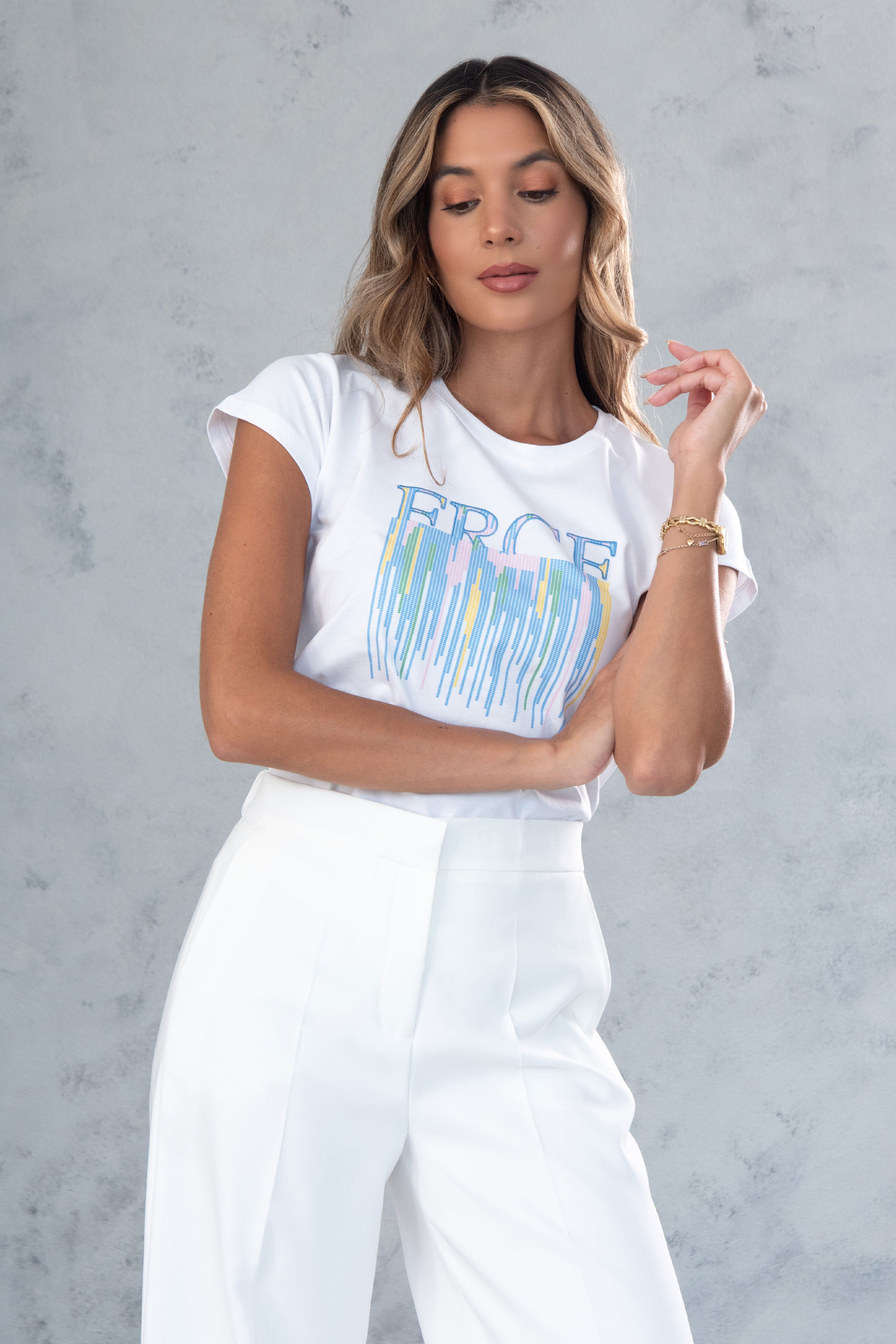 Basic cotton blend t-shirt with embroidered detail