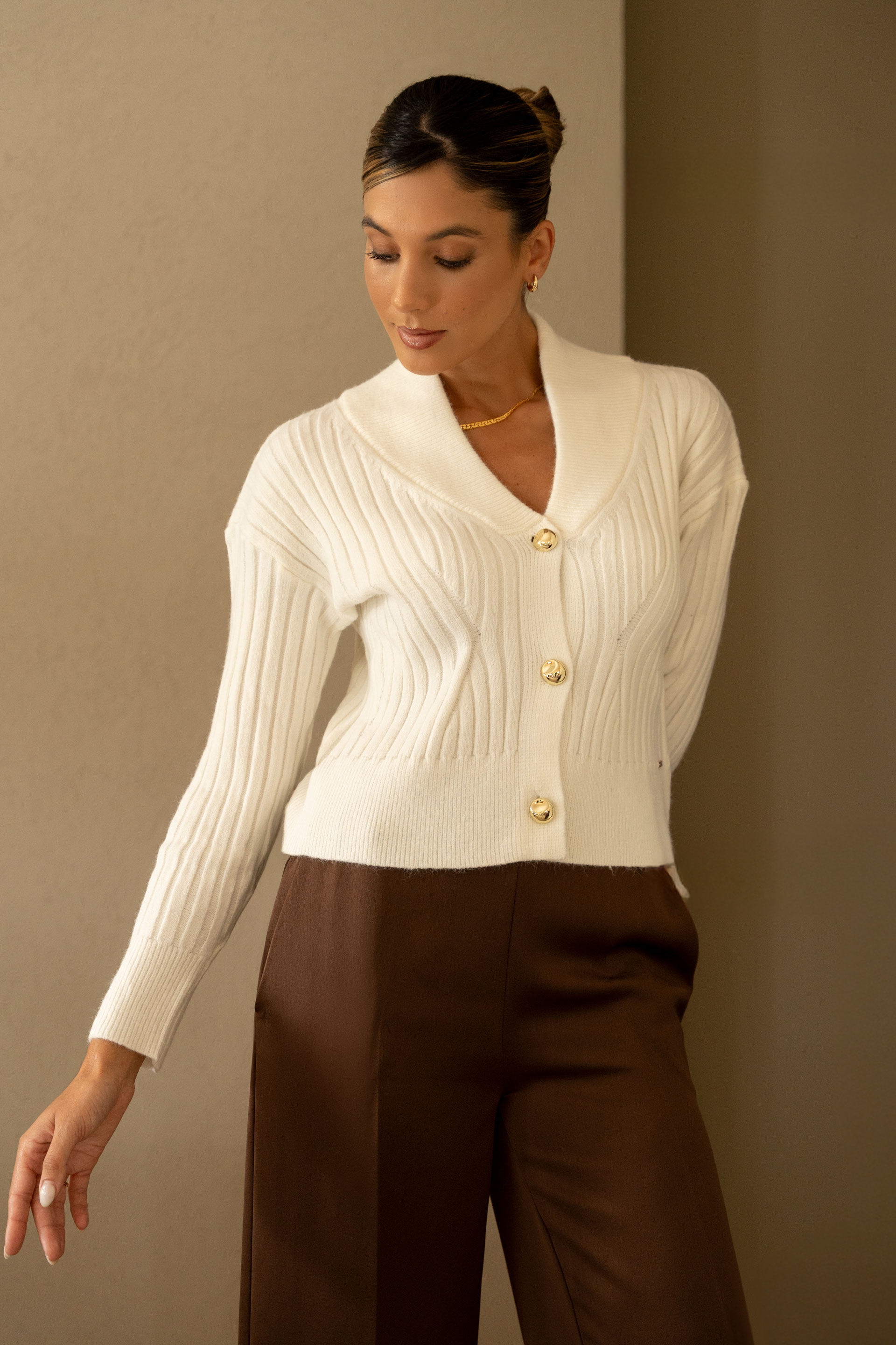 Casaco de malha com gola caída e botões dourados