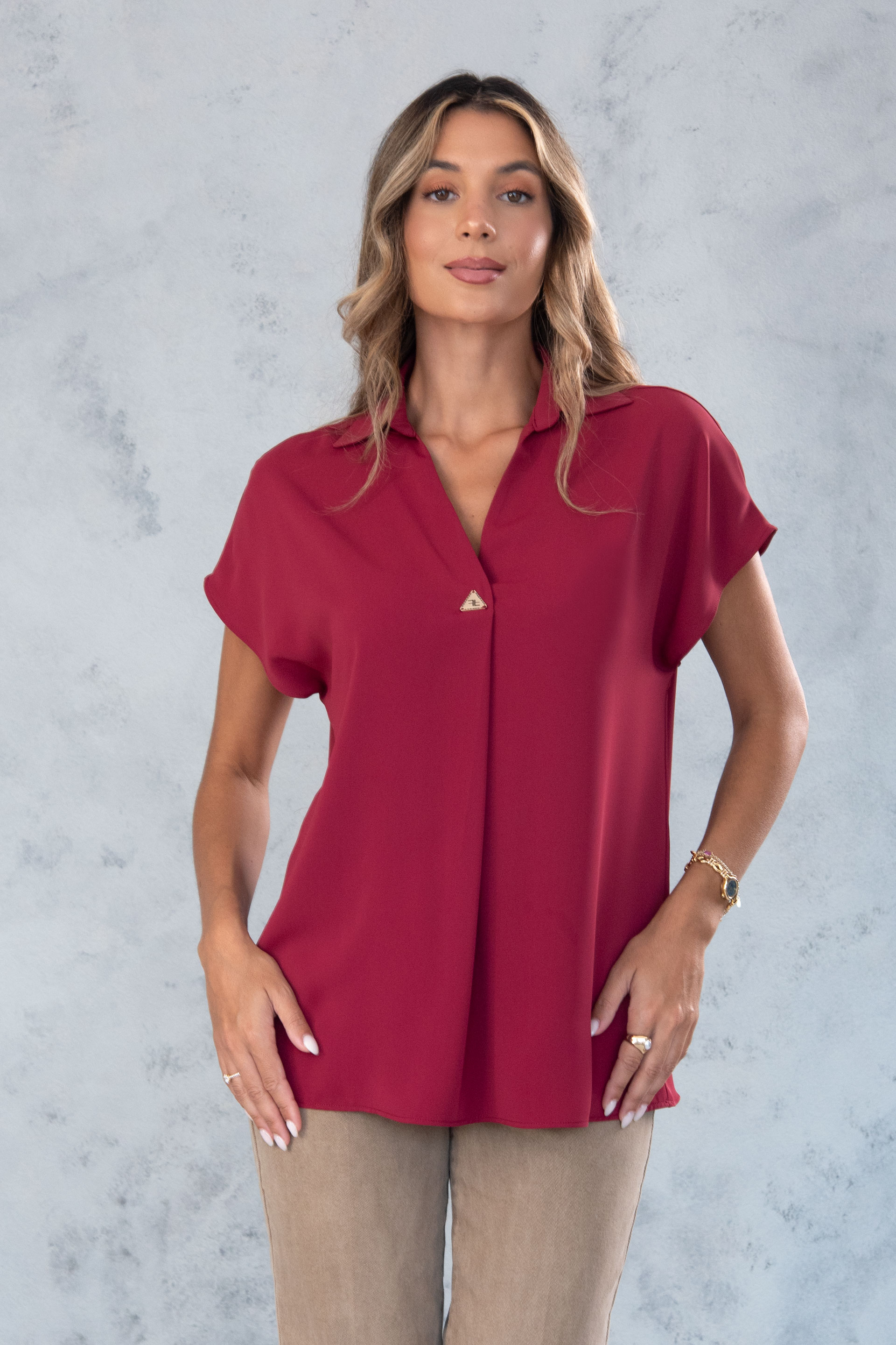 Túnica de manga curta com decote em v e detalhe metálico