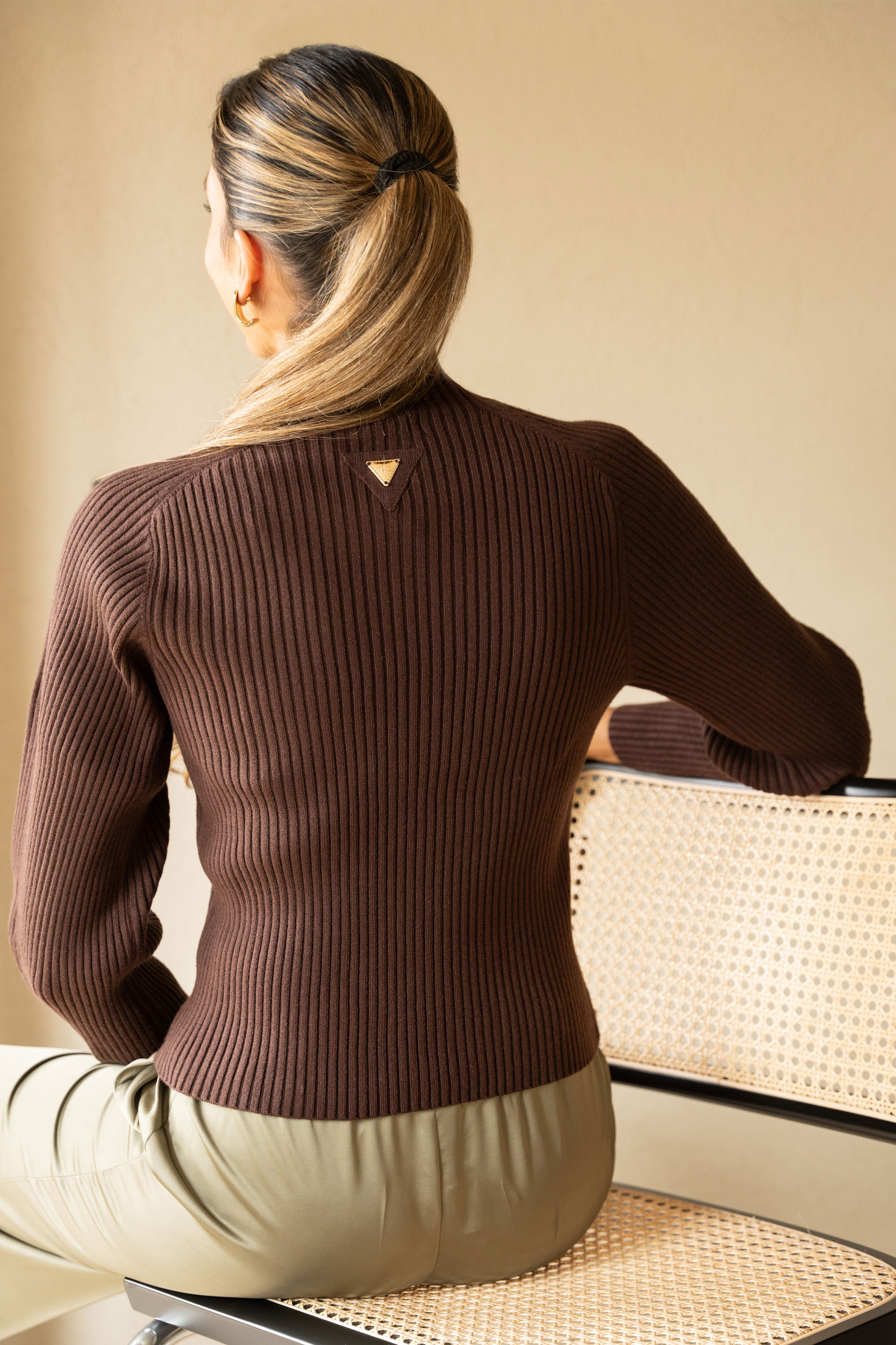 Camisola de malha canelada com botão forrado