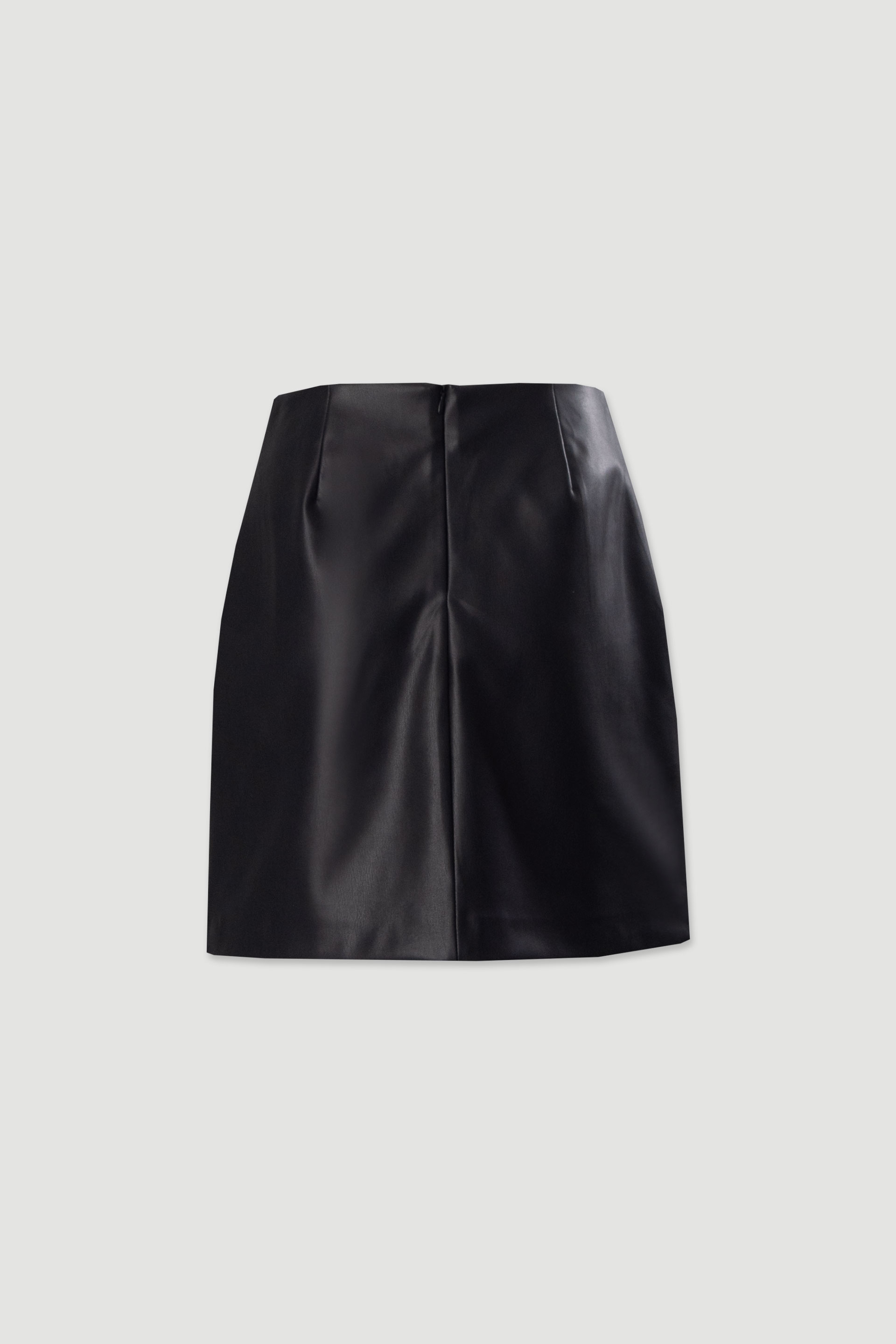 Falda corta en tejido efecto piel