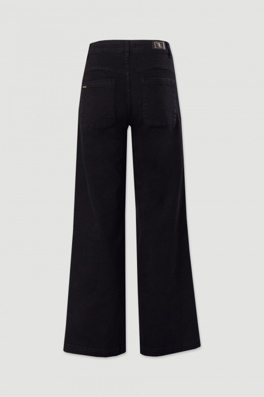 Jeans wide leg com aplicao de tachas