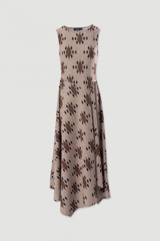 Vestido assimtrico em tecido texturizado com padro