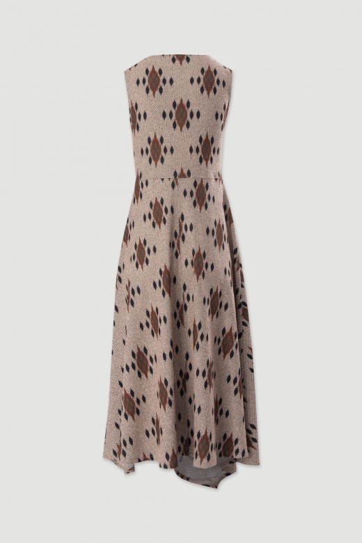 Vestido assimtrico em tecido texturizado com padro