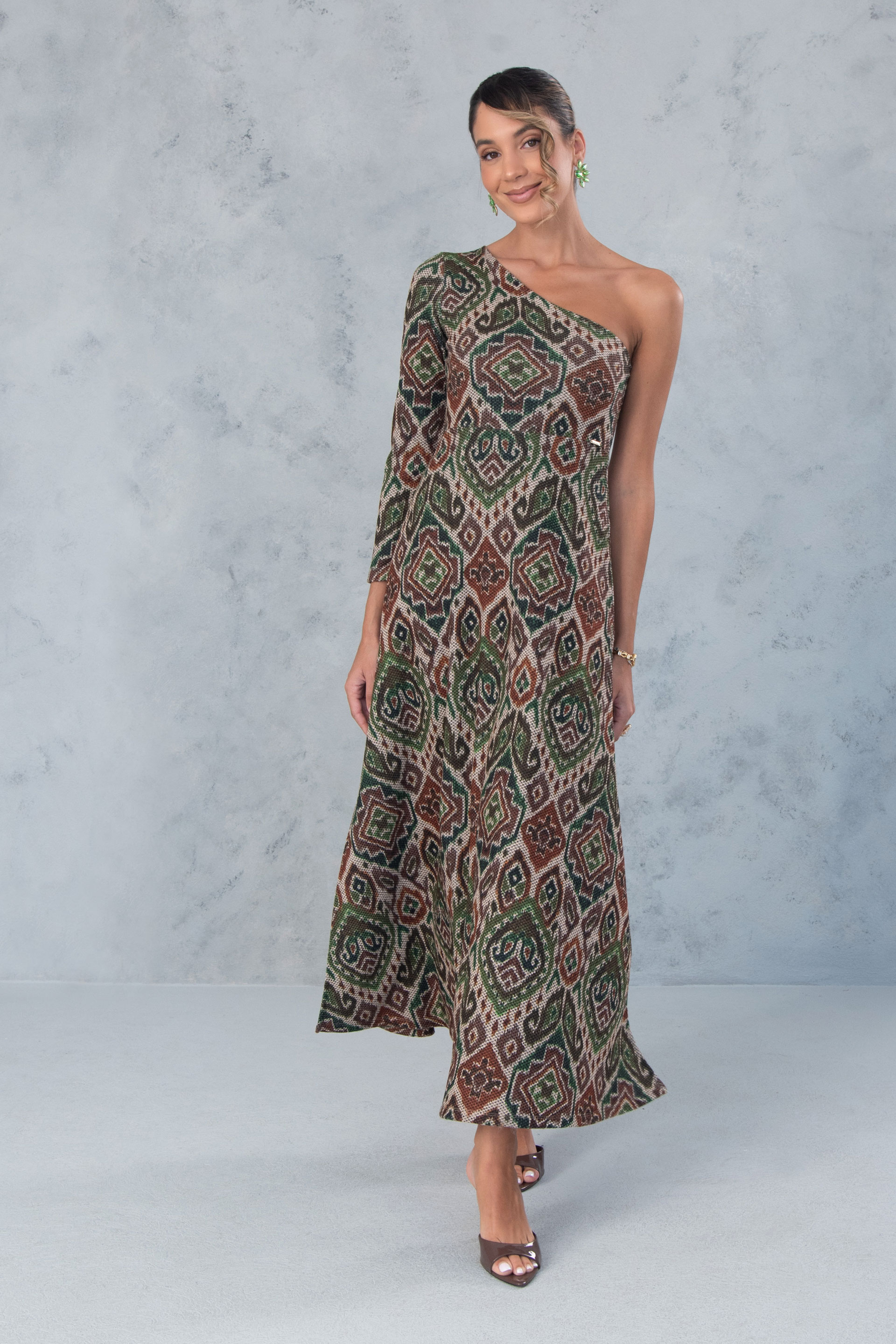 Vestido midi en tejido texturizado estampado con escote asimétrico