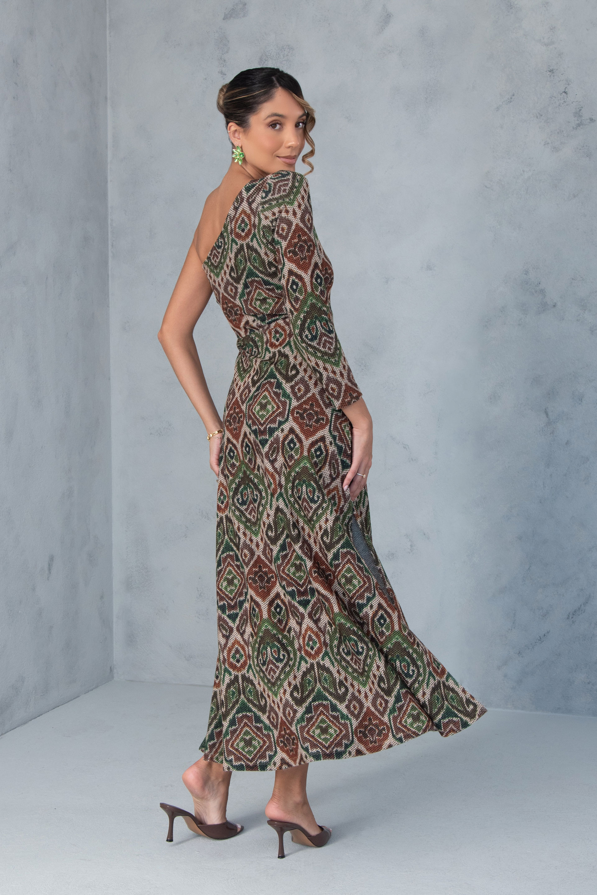 Vestido midi en tejido texturizado estampado con escote asimétrico