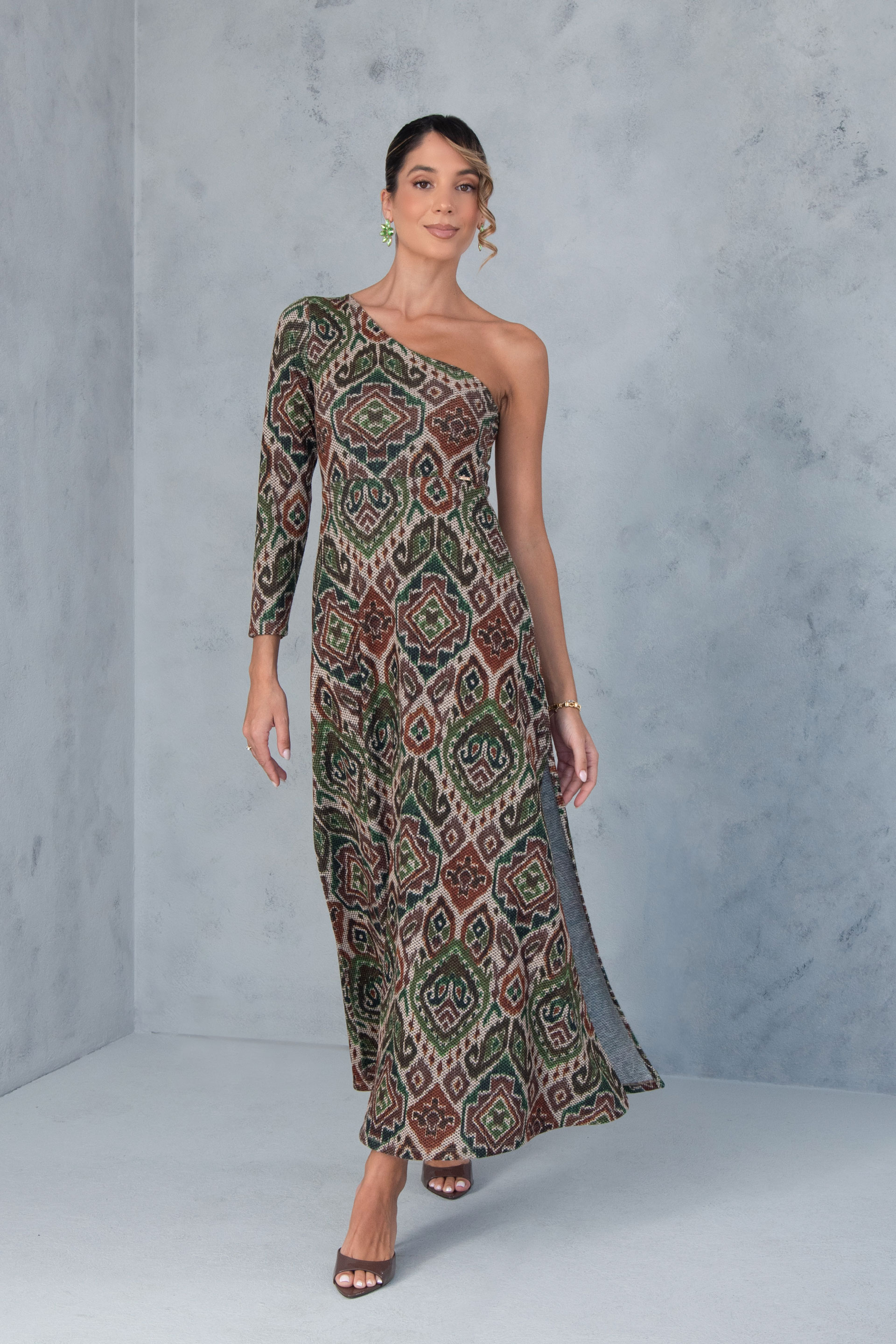 Vestido midi en tejido texturizado estampado con escote asimétrico