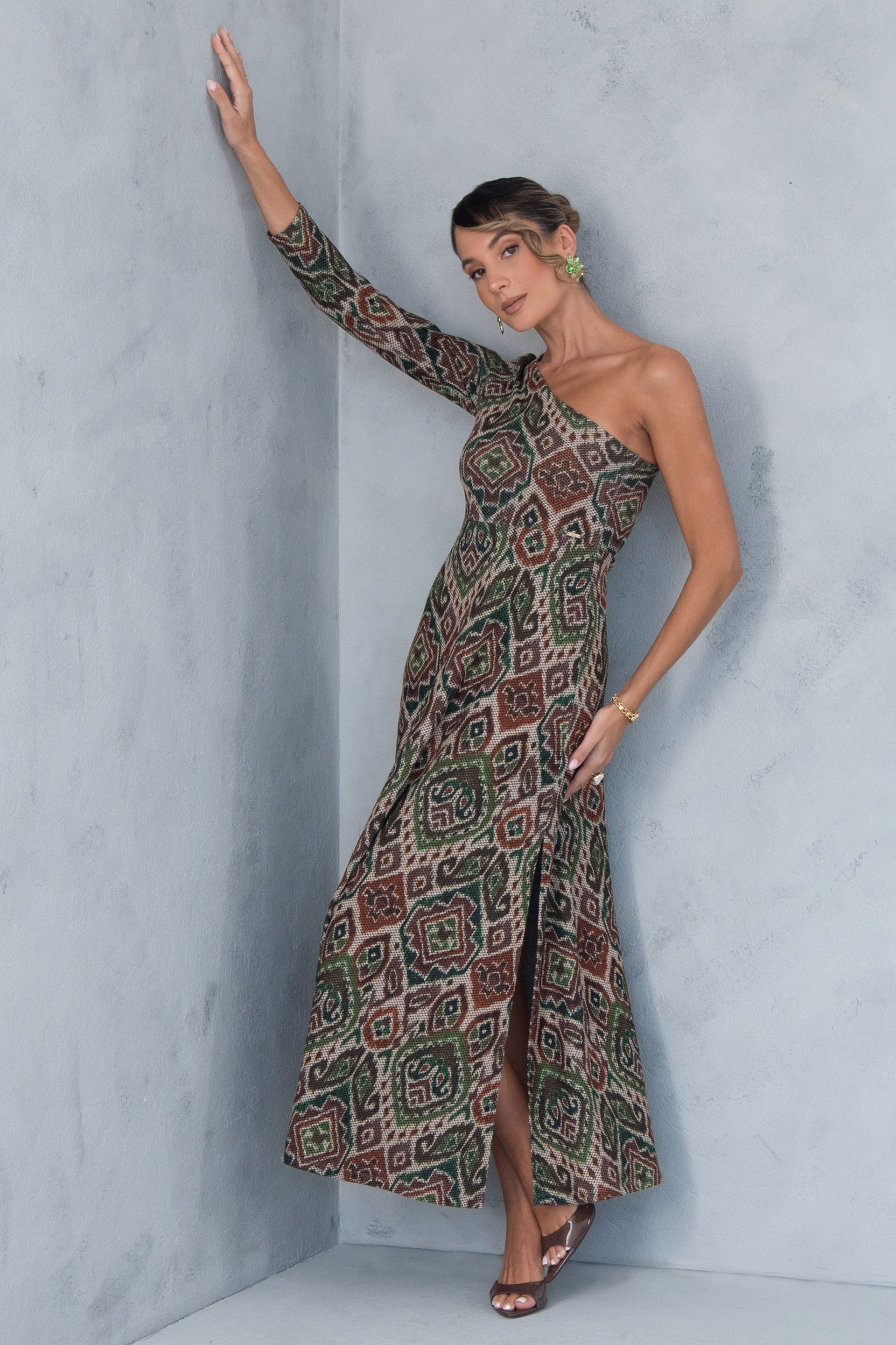 Vestido midi en tejido texturizado estampado con escote asimétrico