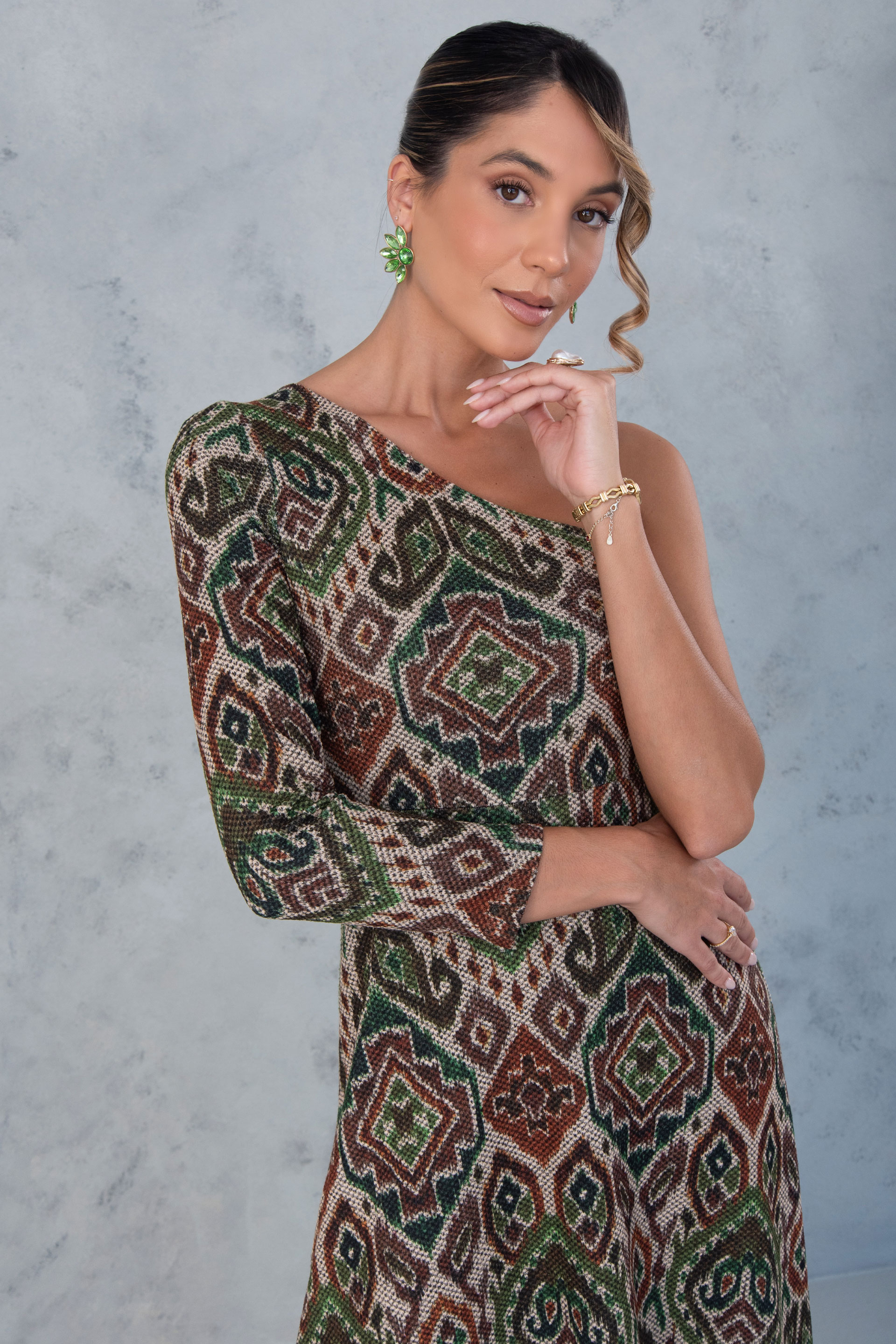 Vestido midi en tejido texturizado estampado con escote asimétrico