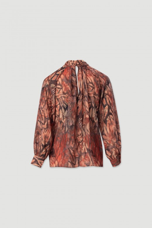 Blusa estampada com gola drapeada