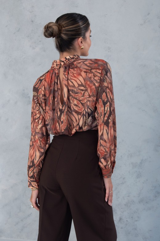Blusa estampada com gola drapeada