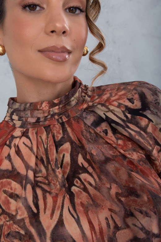 Blusa estampada com gola drapeada