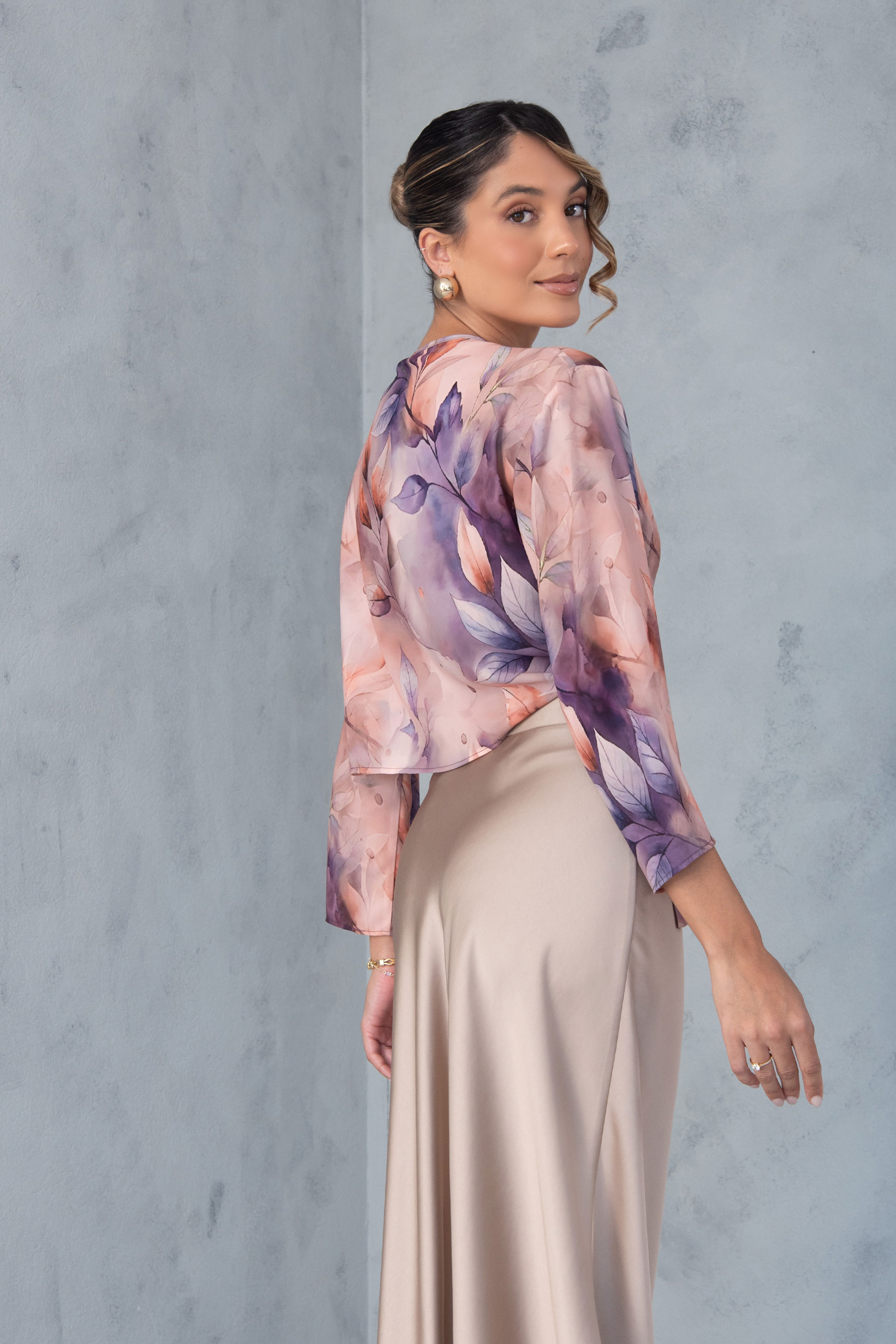 Bolero curto estampado em tecido fluido com laço