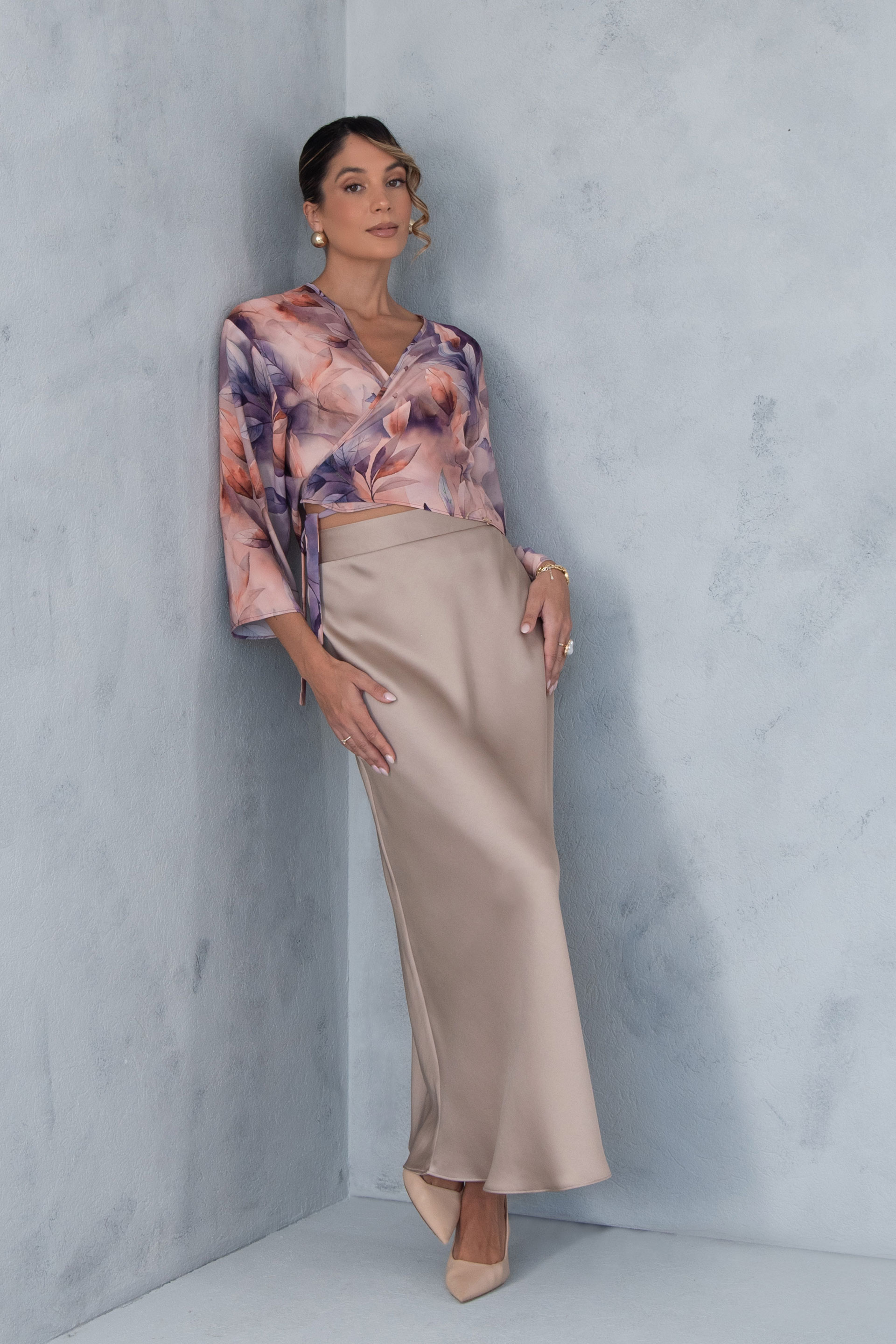 Bolero curto estampado em tecido fluido com laço