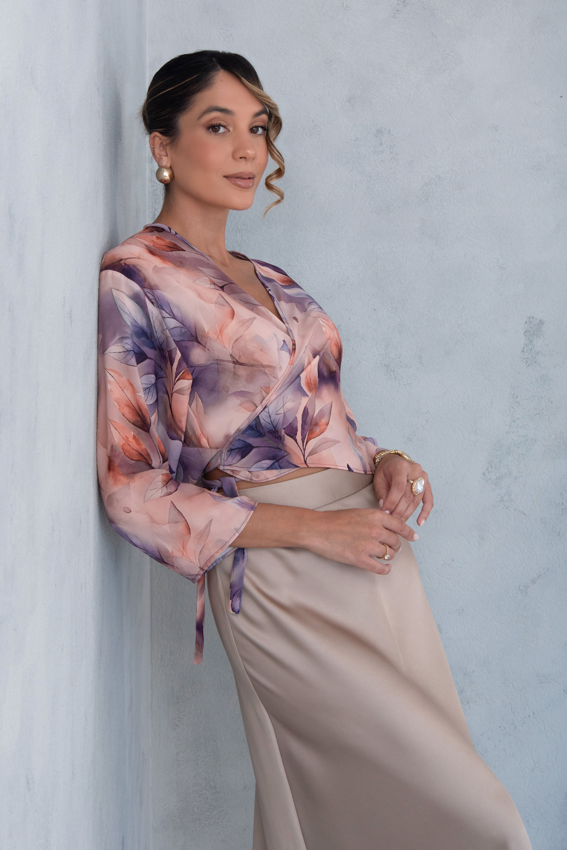 Bolero curto estampado em tecido fluido com laço