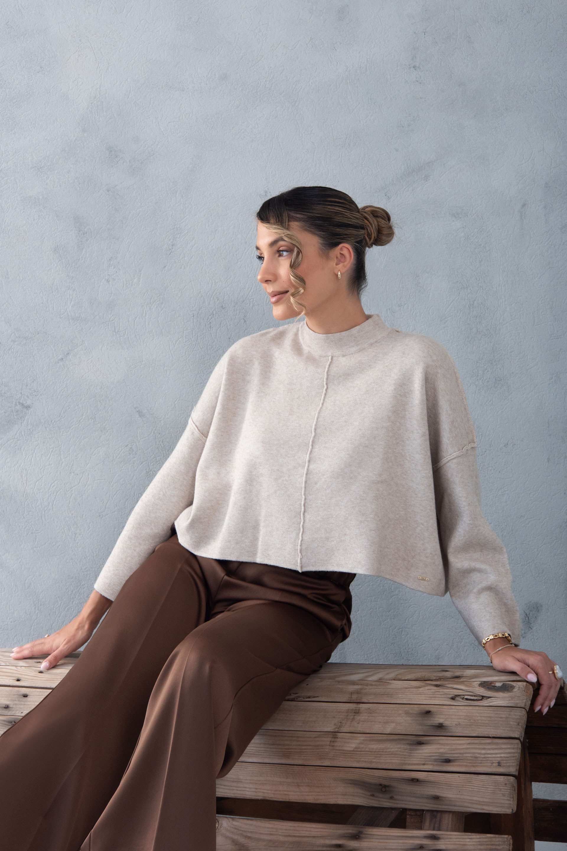 Short knit sweater with ribbed detail