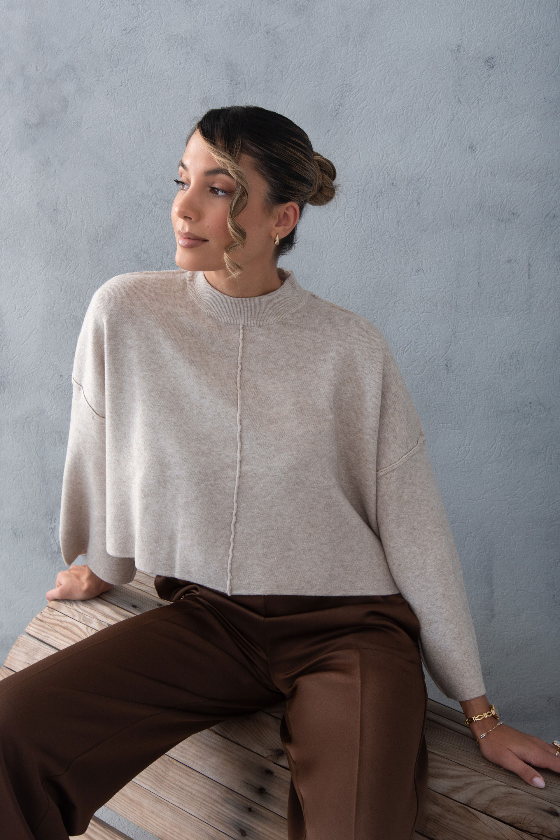 Short knit sweater with ribbed detail